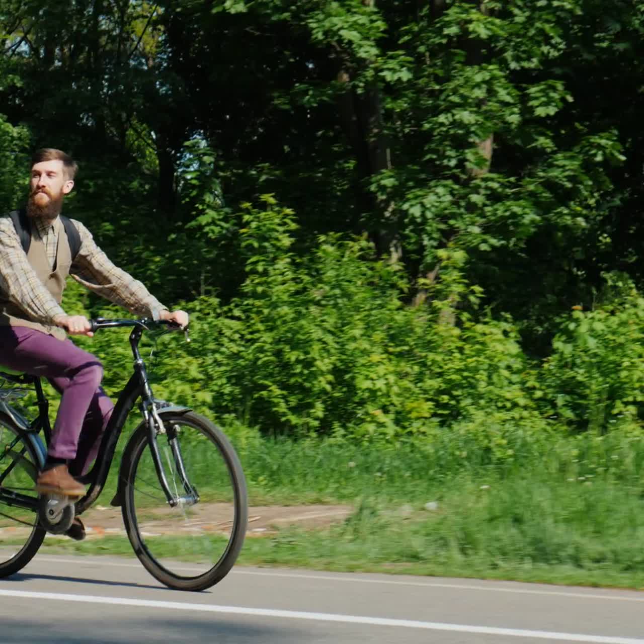 맑은 봄날 자전거를 타고 수염을 기른 힙스터