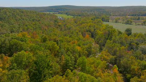 Antena-Sobre-La-Hermosa-Campiña-Del-Sur-De-Missouri-En-Otoño