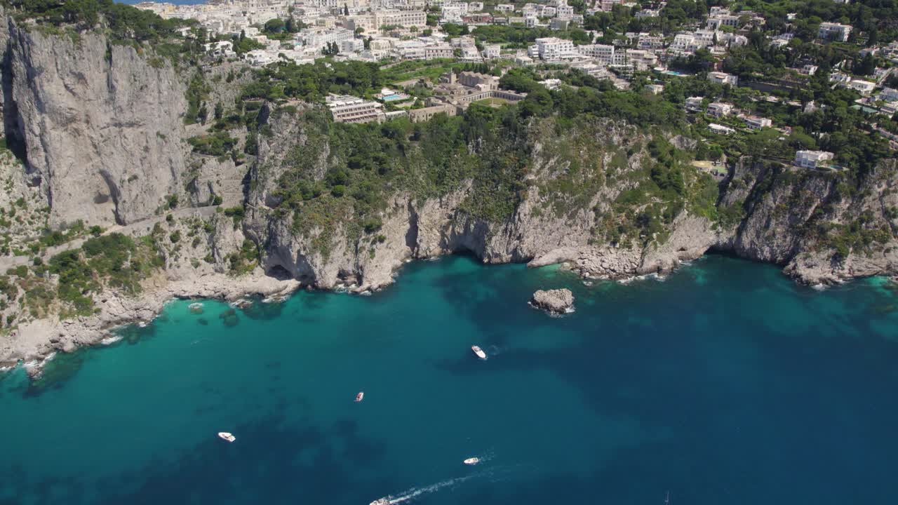 pintorescos acantilados marinos de la isla turística tropical de capri, italia - inclinación aérea
