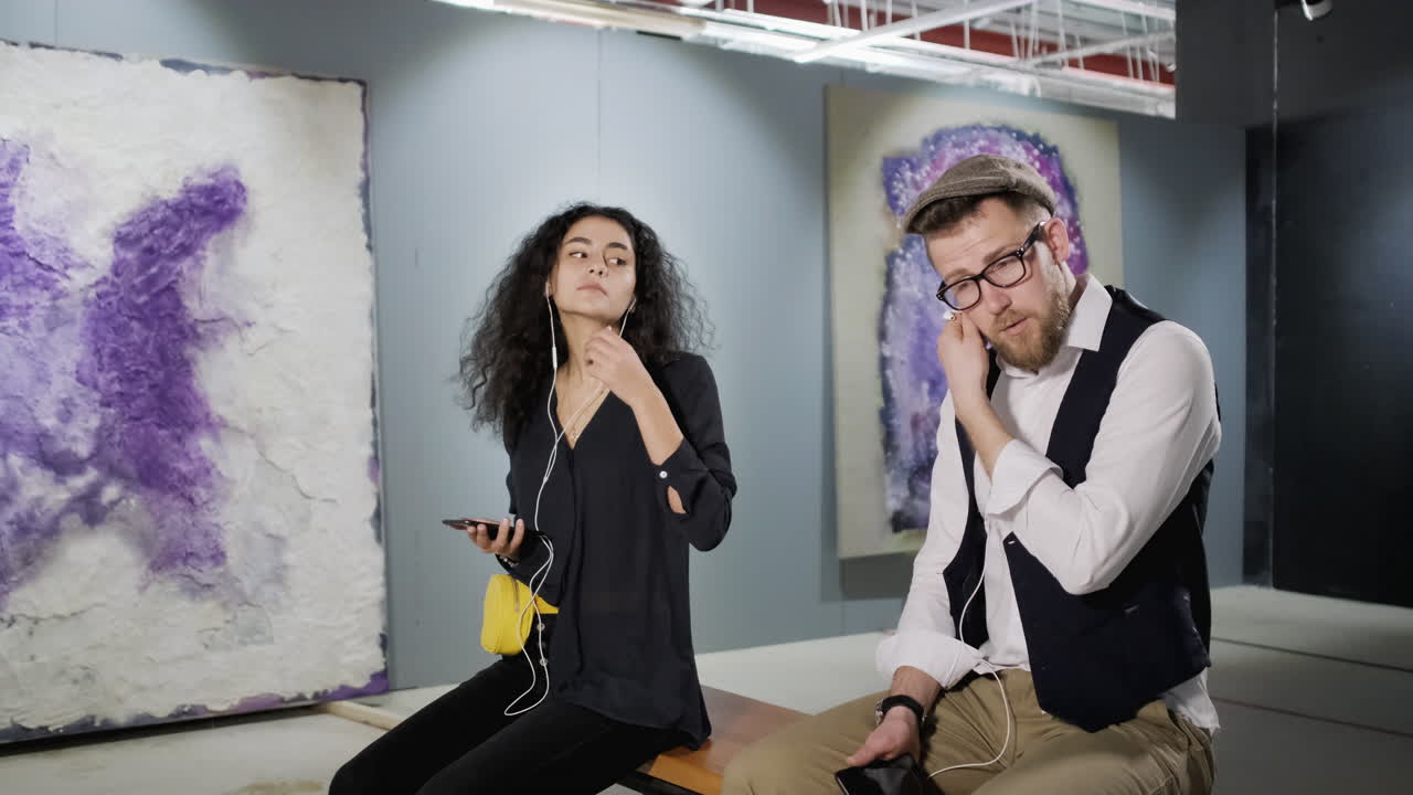 미술관 을 방문 하는 부부