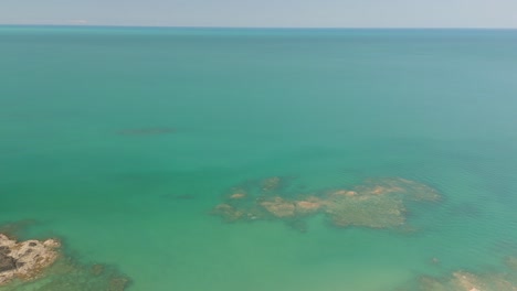 hermosa vista aérea del paraíso telok melano sarawak, kampung telok melano fue una vez un refugio durante las tormentas marinas para los comerciantes de sambas, indonesia a kuching