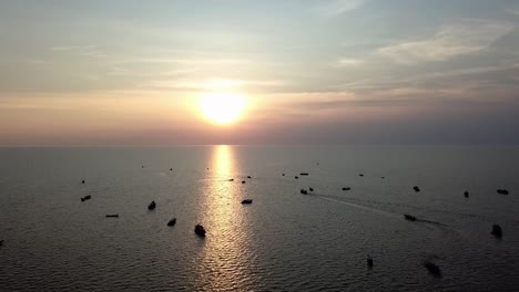 Vista-Aérea-De-La-Puesta-De-Sol-De-Los-Barcos-De-Pescadores-En-Camboya