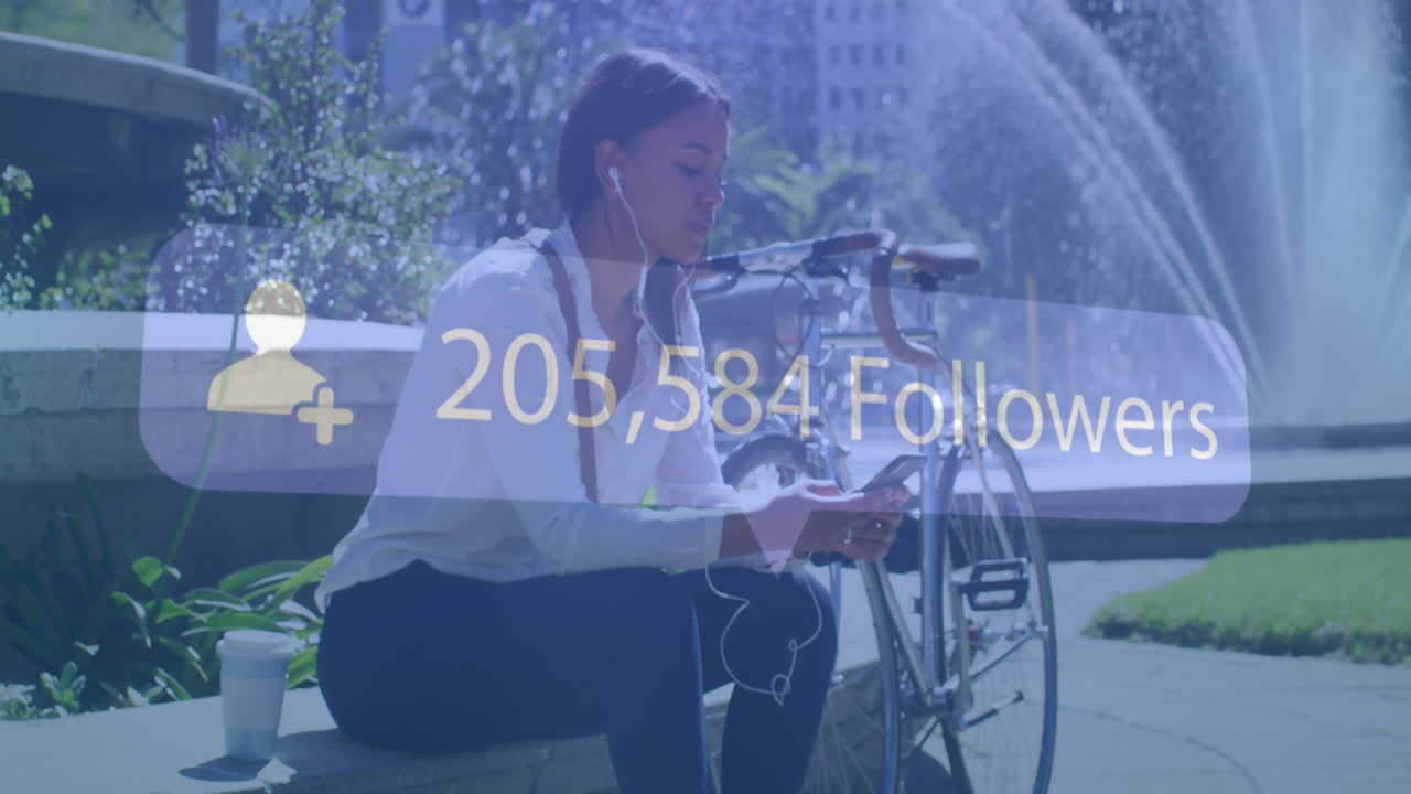 스마트폰을 사용하는 여성 위에 파란색 연설 거품에 추종자의 텍스트와 숫자의 애니메이션