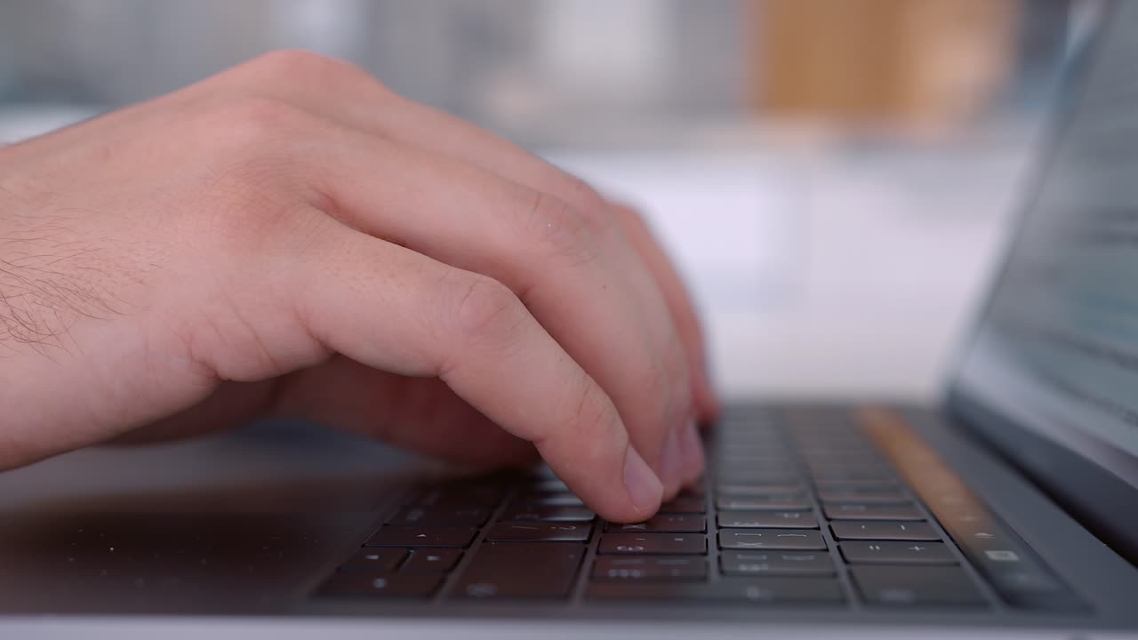 Persona escribiendo en la computadora portátil