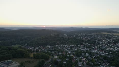 Toma-Aérea-De-Rotación-Lenta-De-Braunfels-Al-Atardecer