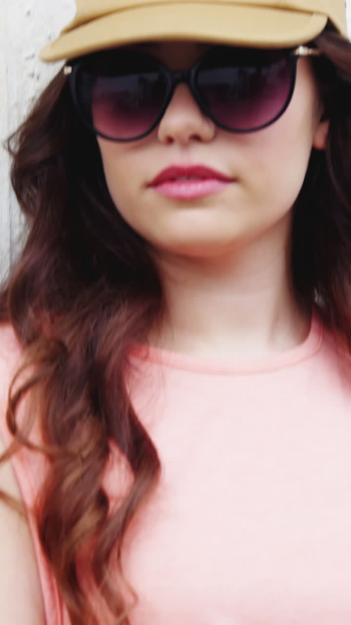 mujer de moda de pie contra un fondo de madera