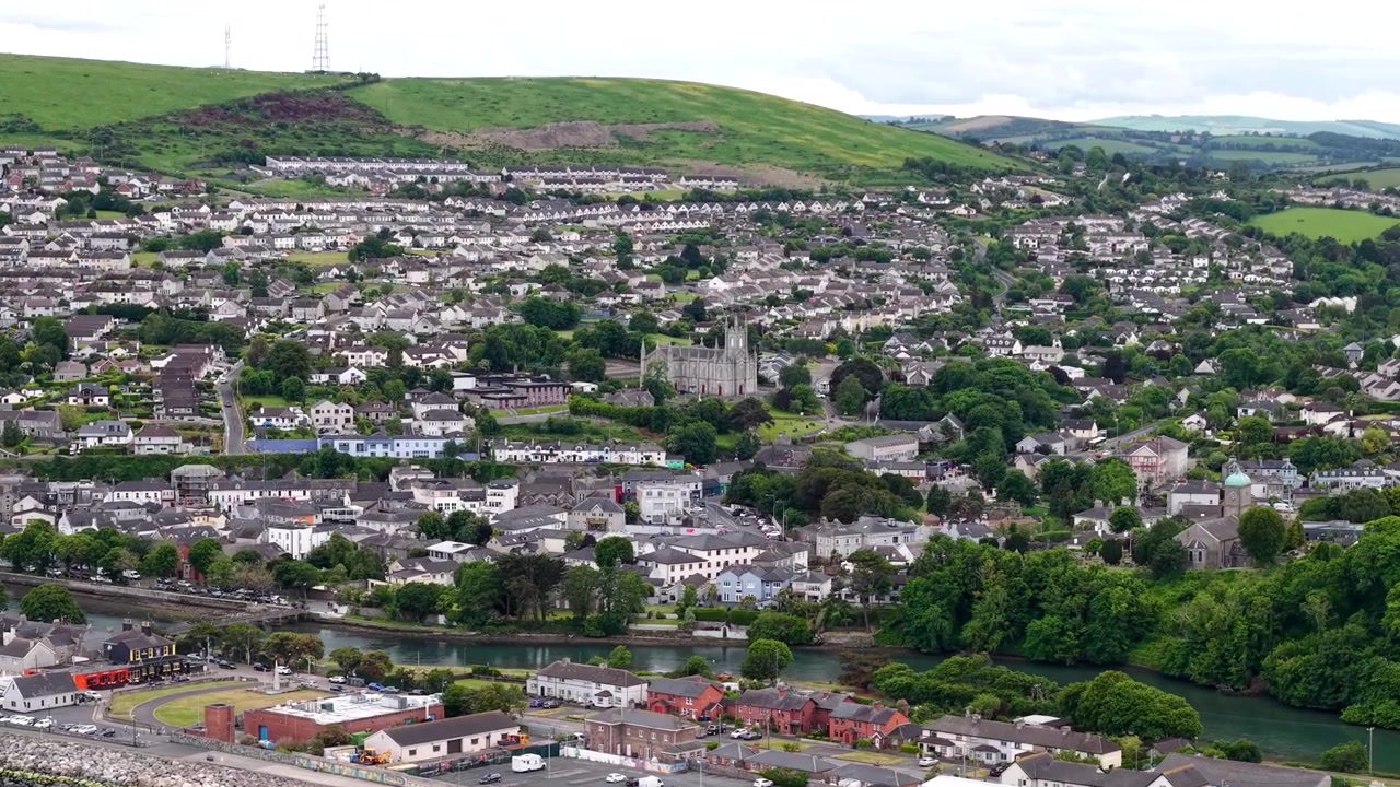 Ampio panorama aereo della città di Wicklow con area urbana e quartiere, Irlanda.