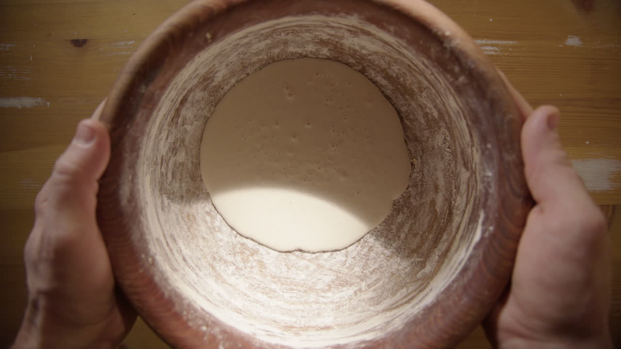 revelar, masa fermentada: el tazón de madera para mezclar entra en el marco y se coloca sobre la mesa