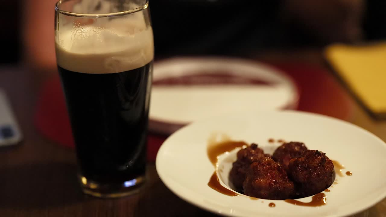 강한 맥주와 함께 고기 어리를 먹는 사람