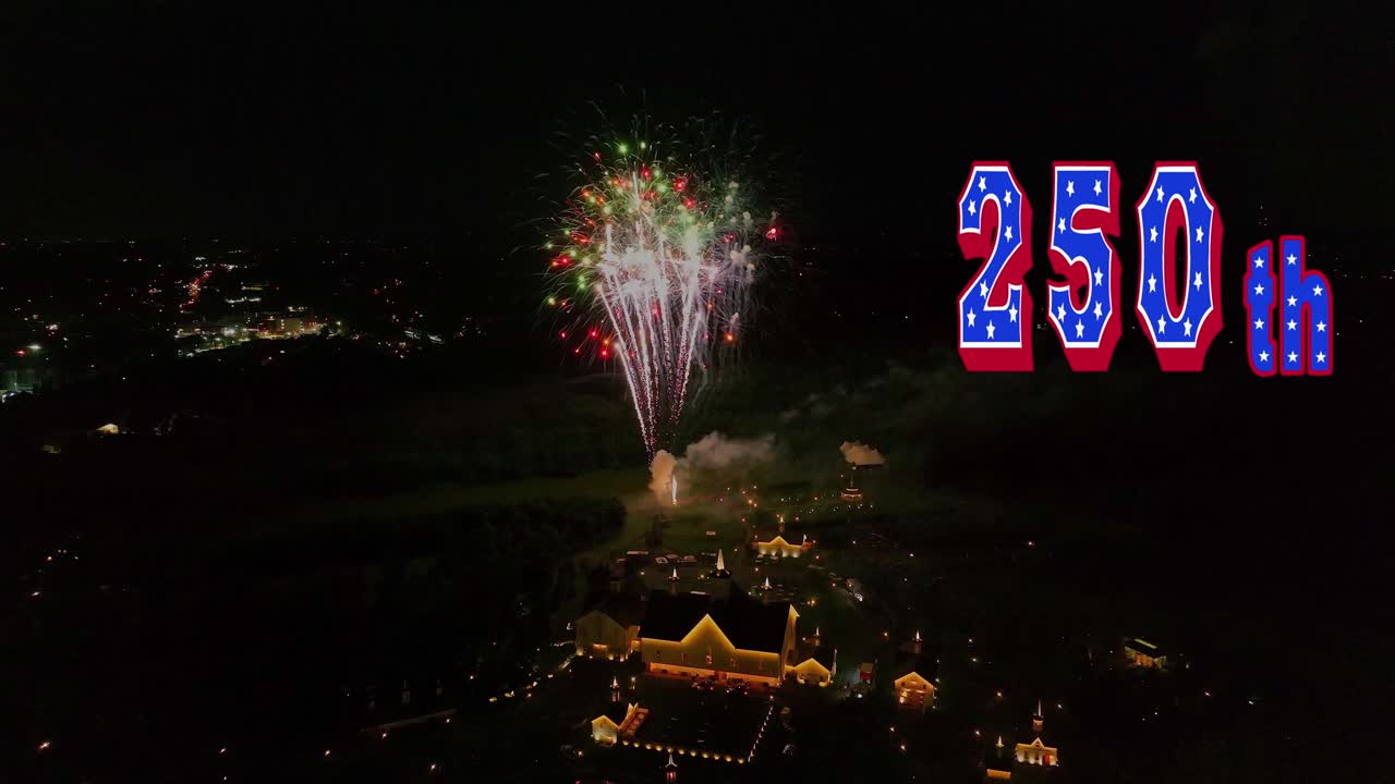 Helder vuurwerk verlicht de nachtelijke hemel tijdens de 250e viering. Mensen verzamelen zich in de stad om van de show te genieten. Het spektakel toont diverse kleuren en patronen boven de gebouwen.