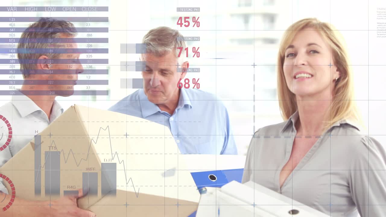 Animación de procesamiento de estadísticas y datos financieros sobre personas de negocios.
