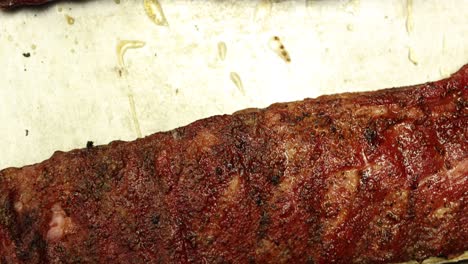 costillas asadas a la parrilla, en primer plano