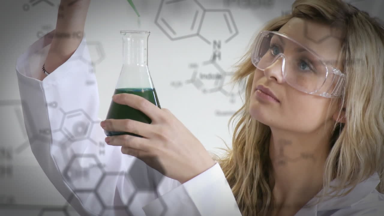 científico con la fórmula estructural de los compuestos químicos