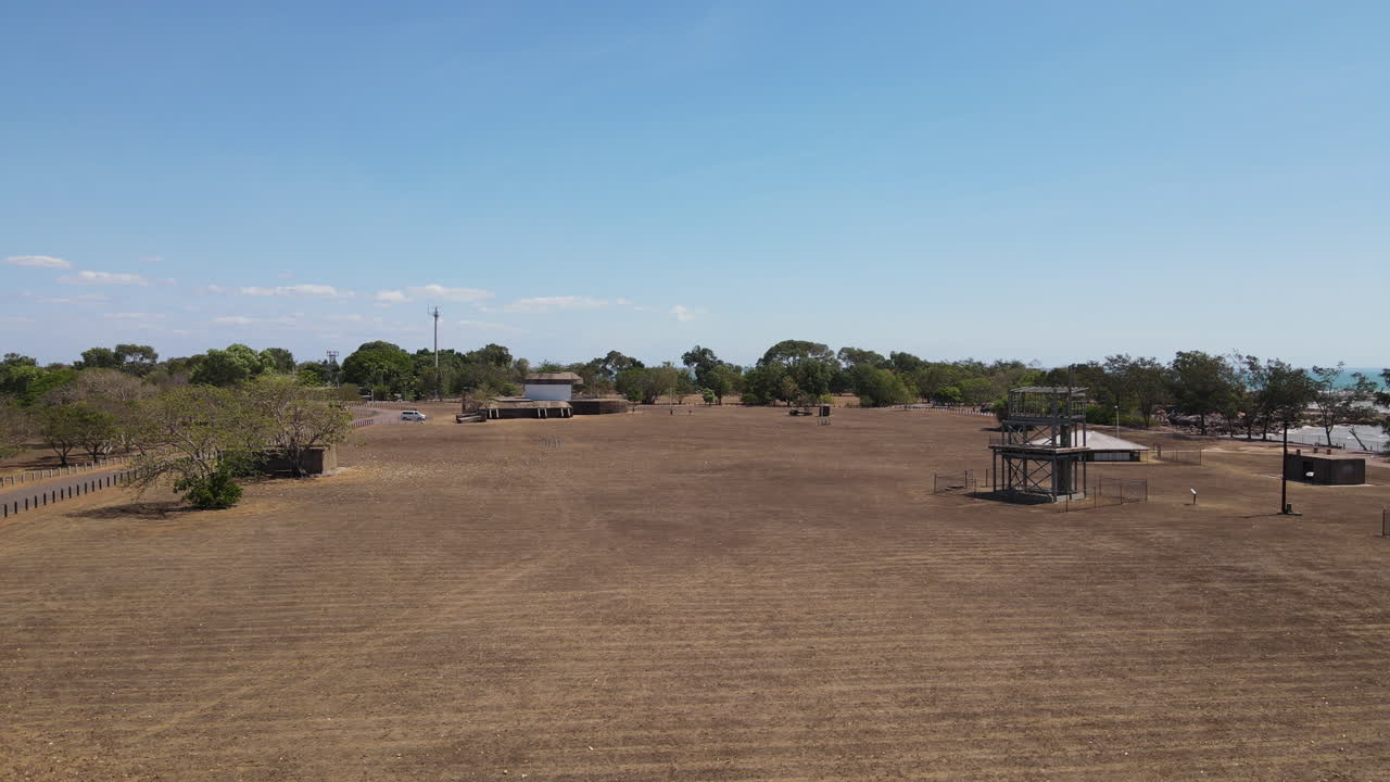 toma aérea de drones de la antigua ruina de la guerra en la reserva de east point en darwin, territorio del norte