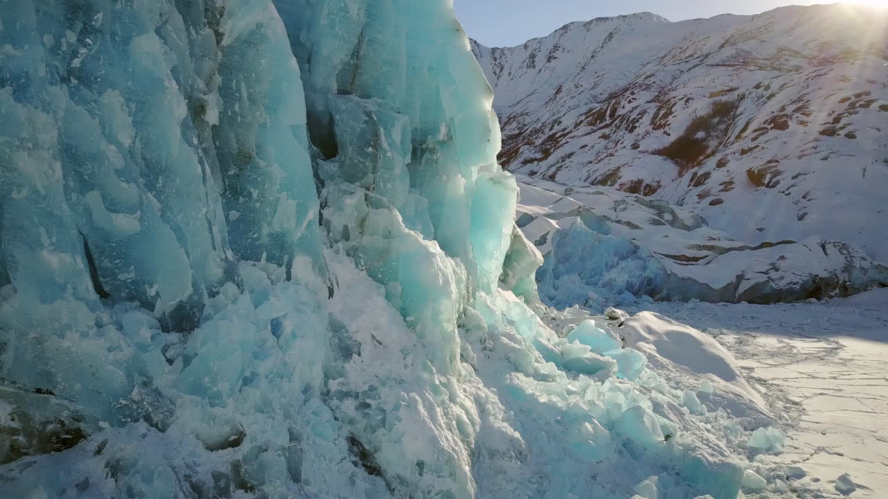 푸른 빙하의 측면을 비행하는 공중