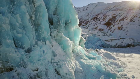 antena volando por el lado del glaciar azul