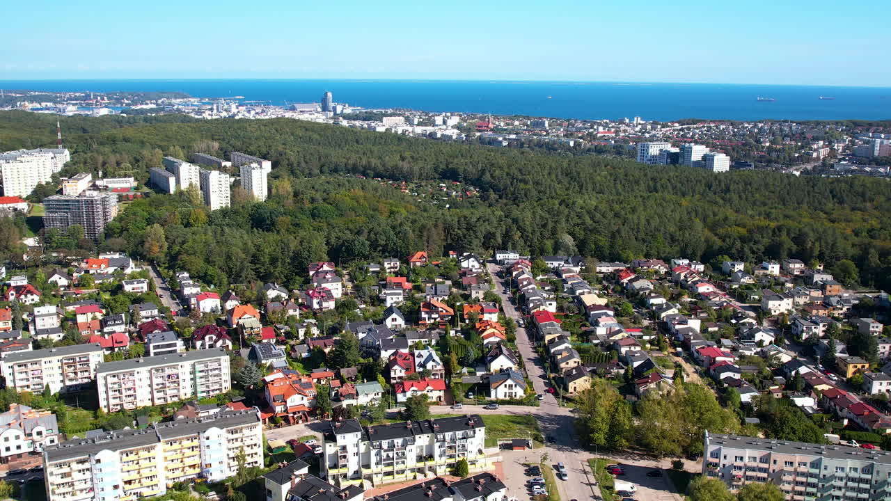panorámica de gdynia con polonia, casas suburbanas rodeadas de denso bosque junto al mar