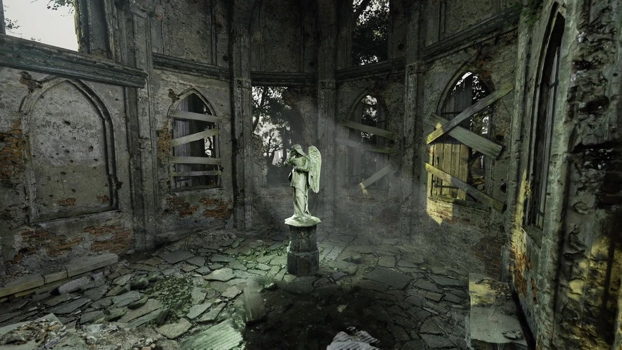 Misteriosa statua di angelo si erge tra le rovine abbandonate di una cappella dimenticata