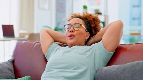 estiramiento, relajarse y sonreír con la mujer negra