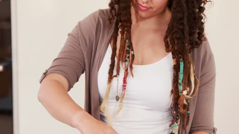 mujer con dreadlocks cocinando en la cocina