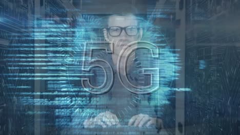 Animation-Der-5G-Text--Und-Datenverarbeitung-über-Einem-Kaukasischen-Männlichen-Hacker-Gegen-Einen-Serverraum