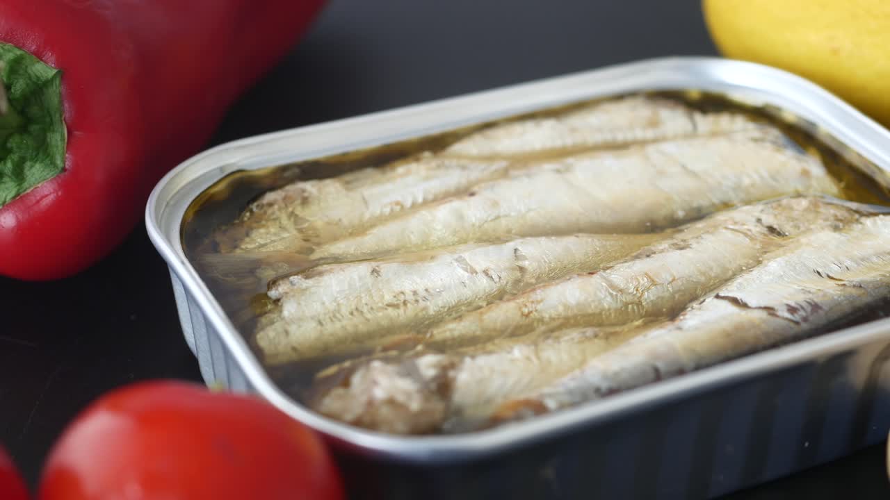 기름 에 담긴 사르디네