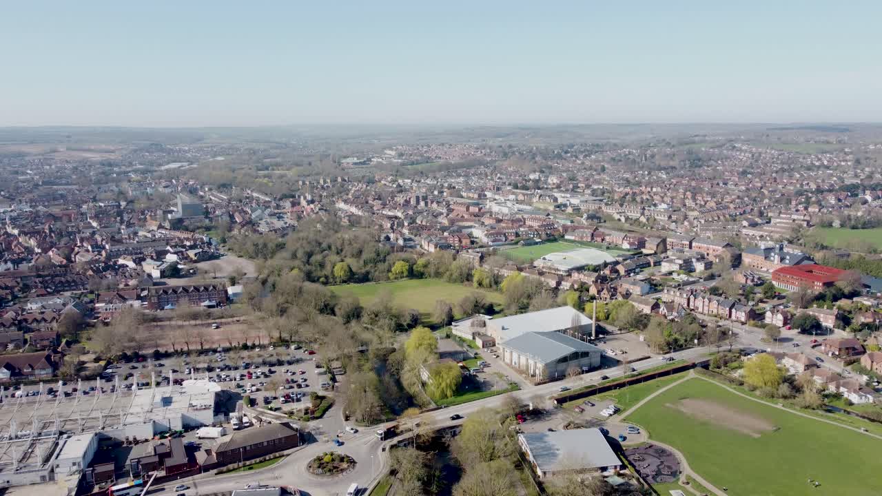 volar un dron sobre una rotonda en canterbury, inglaterra