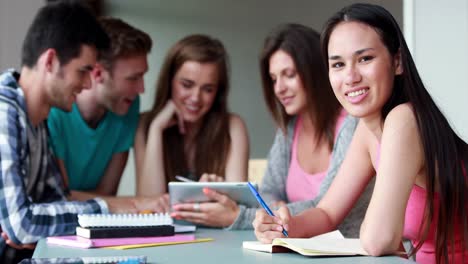 amigos sonrientes estudiando y usando la tableta