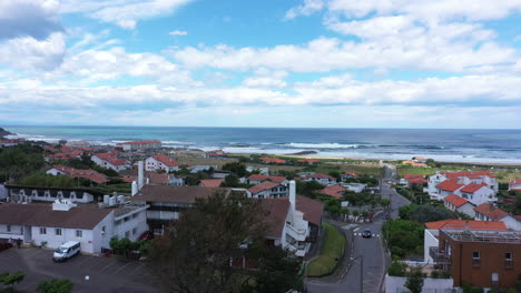 casas residenciales vecindario en ángulo vista aérea descubriendo el punto de surf
