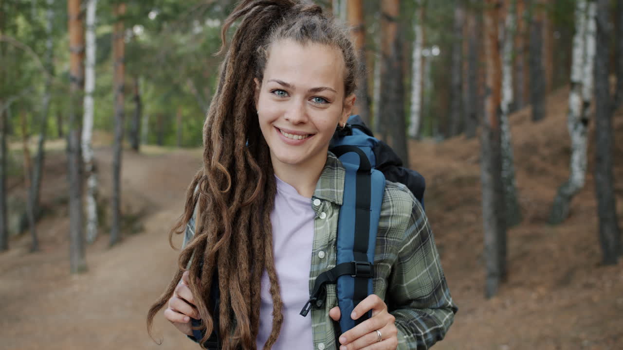 mujer caminando en el bosque