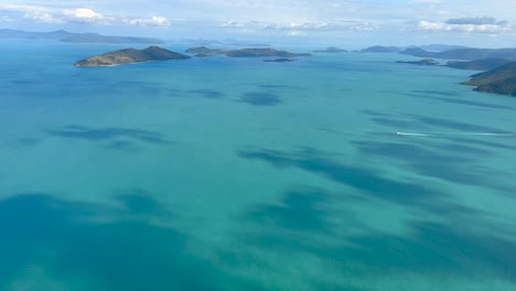 Aerial-4K-of-Whitsunday-Islands-in-Queensland,-Australia-in-December-2022