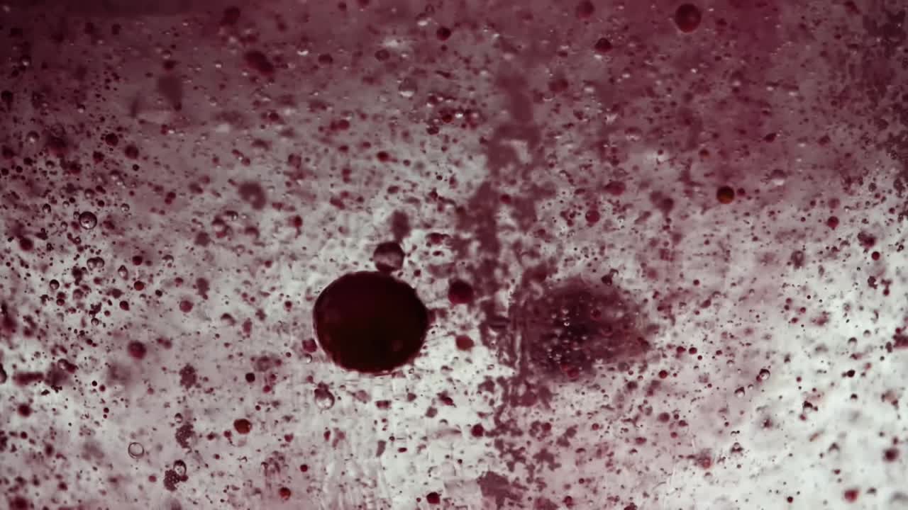 movimiento lento de alta velocidad del aceite que fluye en burbujas de agua se eleva lentamente hacia arriba