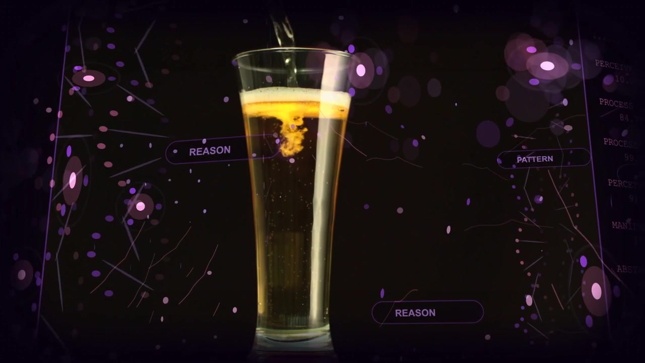 Grand verre recevant un filet de liquide, avec un panache doré moussant et tourbillonnant, montrant un mouvement fluide dans un affichage tête haute (HUD).