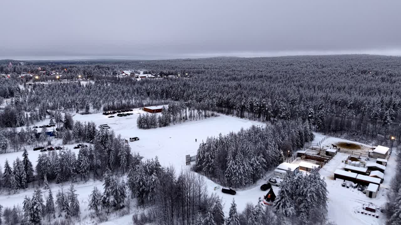 Santa Claus Village-skog om vinteren, Rovaniemi, Lappland, luftfoto