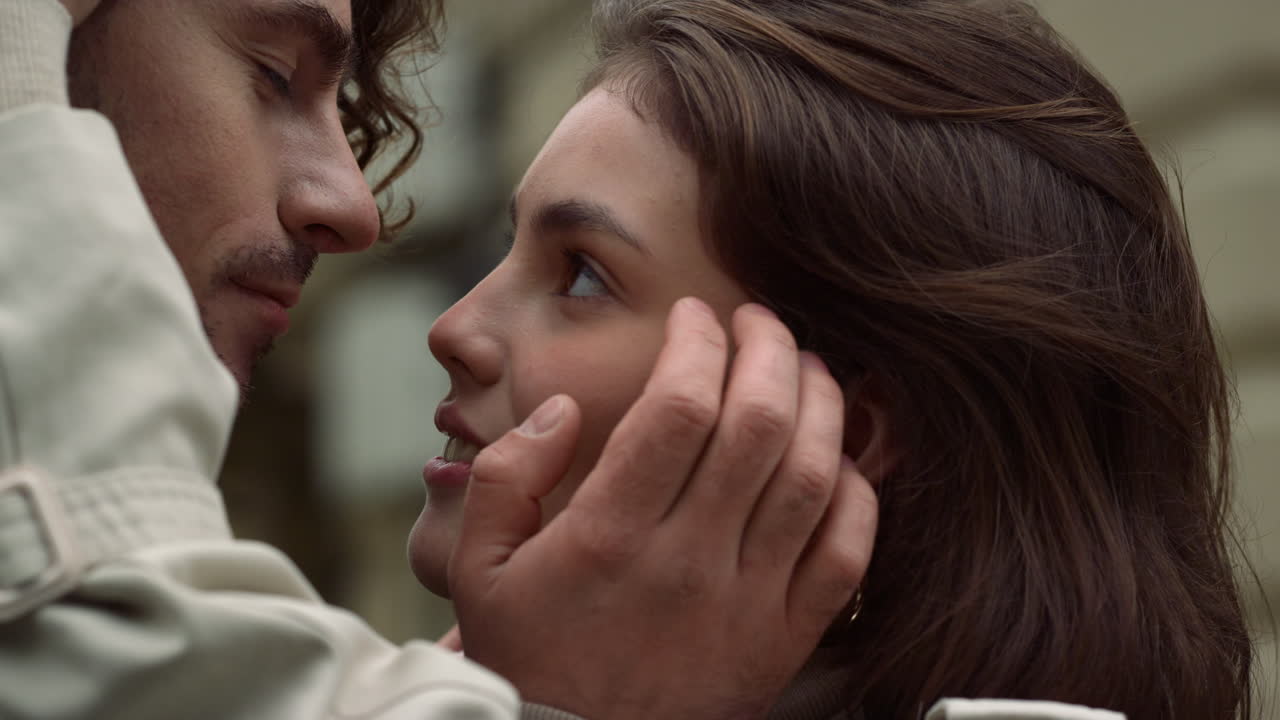 남자와 여자가 서로를 만지고 있습니다.