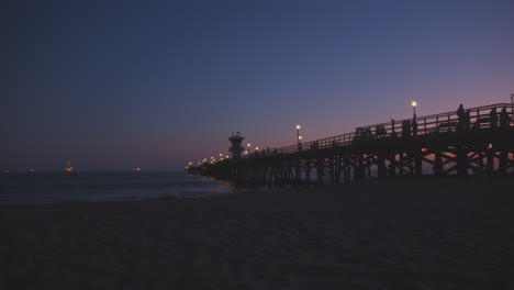 Nachzügler-Verlassen-Den-Seal-Beach-Pier