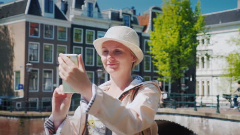 tourist takes selfies in amsterdam