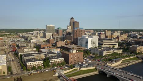 Die-Drohne-Fliegt-Von-Der-Skyline-Von-Des-Moines-Weg,-Um-Den-Fluss-Und-Die-Brücken-Darunter-Zu-Enthüllen