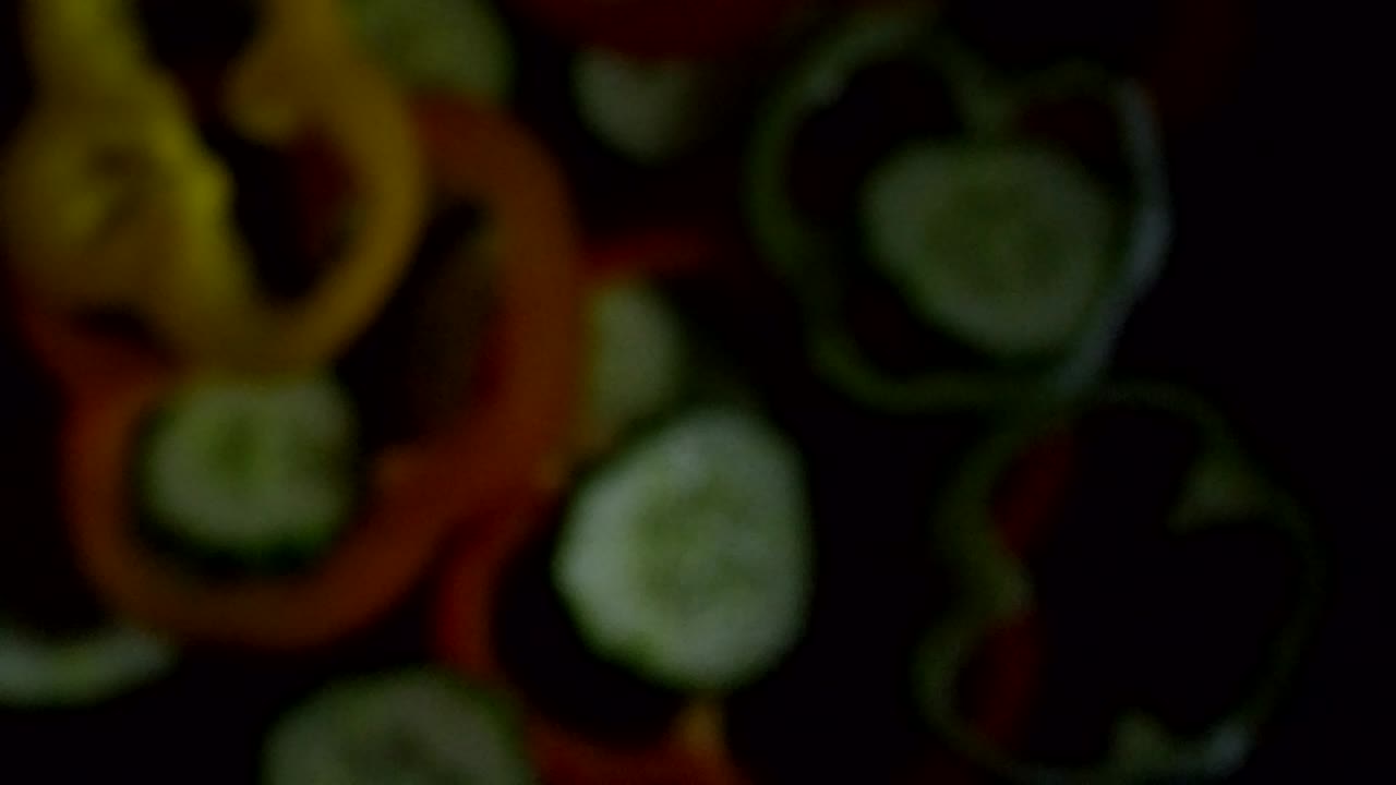 pimienta y pepinos en pedazos