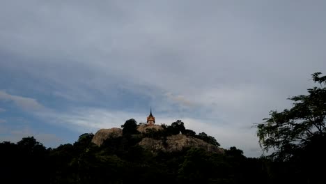 wat phra phut thachai 是一個旅遊景點, 吸引外國人和泰國人尋求祝福