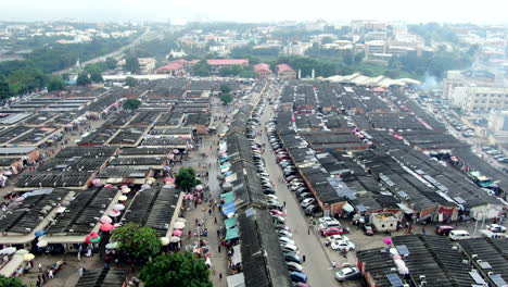 mercado wuse en abuja, nigeria, puestos de tiendas y gente comprando - vista aérea descendente
