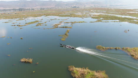 Einzelnes-Traditionelles-Langboot,-Das-Mit-Hoher-Geschwindigkeit-über-Den-Moebyel-See-In-Myanmar-Fährt