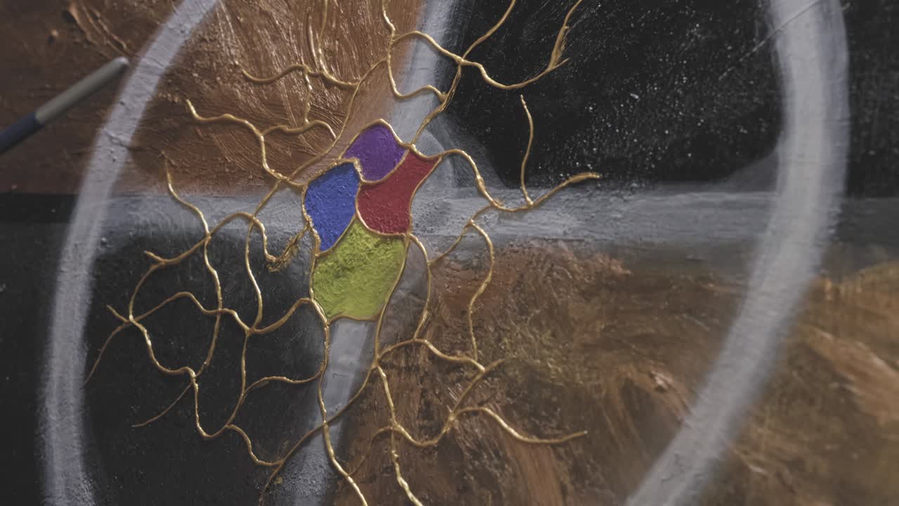 el hombre dibuja una imagen abstracta en el lienzo. la cámara toma tomas medianas y cercanas.