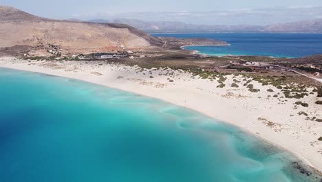 Playa-De-Arena-Blanca-De-Milos-En-La-Isla-De-Elafonisos,-Peloponeso,-Grecia---Antena