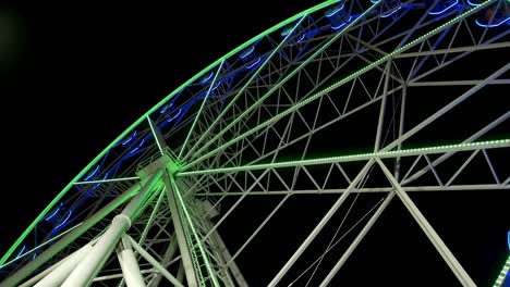 moscú, rusia, - diciembre de 2019: la rueda de ferris por la noche.