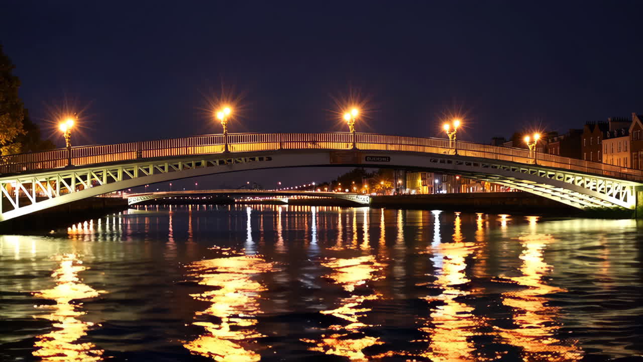 밤에는 물 위에 반사되는 조명 다리