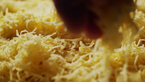 Queso-Parmesano-Rallado,-Ingrediente-Parmigiano-Reggiano-Rallado,-Primer-Plano-Macro