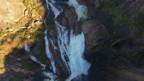 Vista-Superior-De-Una-Cascada-Con-Escarpadas-Montañas-Rocosas-En-Ezaro,-Dumbria,-España