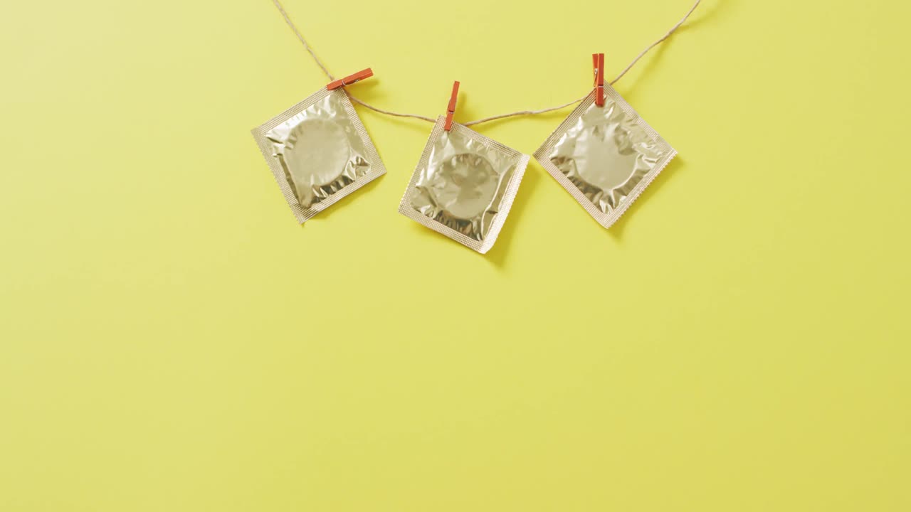 녹색 배경 에 매달려 있는 콘 ⁇  의 클로즈업 비디오