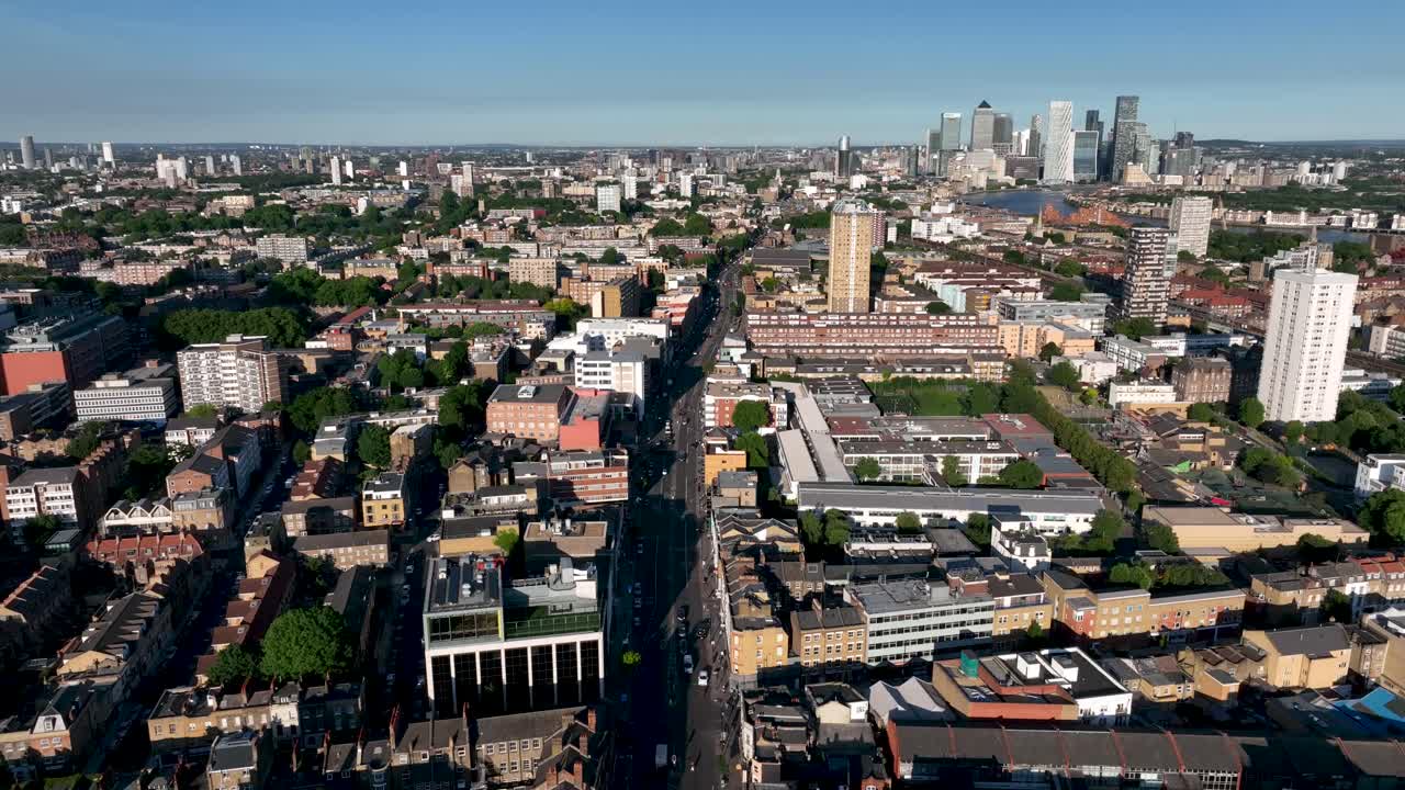 영국 런던 - 2022년 6월 10일: 화이트채플 도로 도시 경관과 상징적인 상업 고층 빌딩에 있는 카나리 워프 공중 드론 헬리콥터 전망